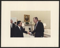["Written on post-it: Mtg. w/President Bush 9/1/1991. Stamp: Official White House photograph."]