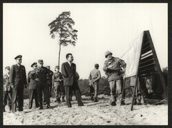 ["Caption: Anti-tank, armored cavalry briefing -- Sfc Billy F. Jordan 2/87 Anti-Tank Platoon Sgt, points out on blackboard the high points of an upcoming Anti-Tank, Armored Cavalry demonstration. From left are, Col Ben L. Anderson, the senator's escort offi"]